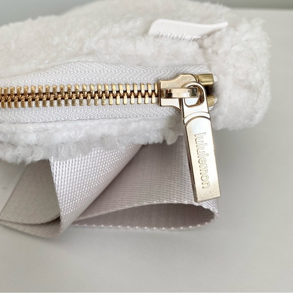 Lululemon Everywhere Belt Bag Fleece White & Gold NWT - Picture 7 of 11